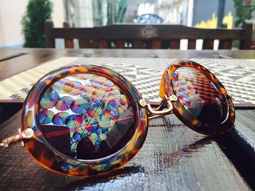 Când porți ochelari (de soare), vezi dublu frumusețea lumii. :)