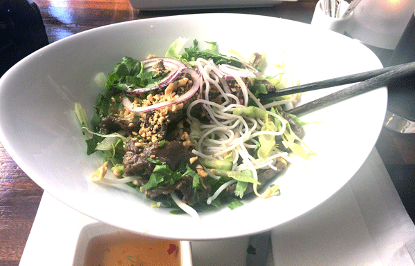 Salată de vită cu noodles - preparat vietnamez 